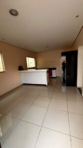 Oportunidade única para quem busca conforto, sofisticação e excelente localização! Linda casa de alto padrão, localizada no Centro, em uma região privilegiada, próxima/subesquina com a Avenida Major Amarante. Um imóvel completo, ideal para quem deseja morar bem, com segurança, lazer e espaço para toda a família. A residência possui 2 pisos, com sacada, ambientes amplos e bem distribuídos, oferecendo conforto e funcionalidade no dia a dia.